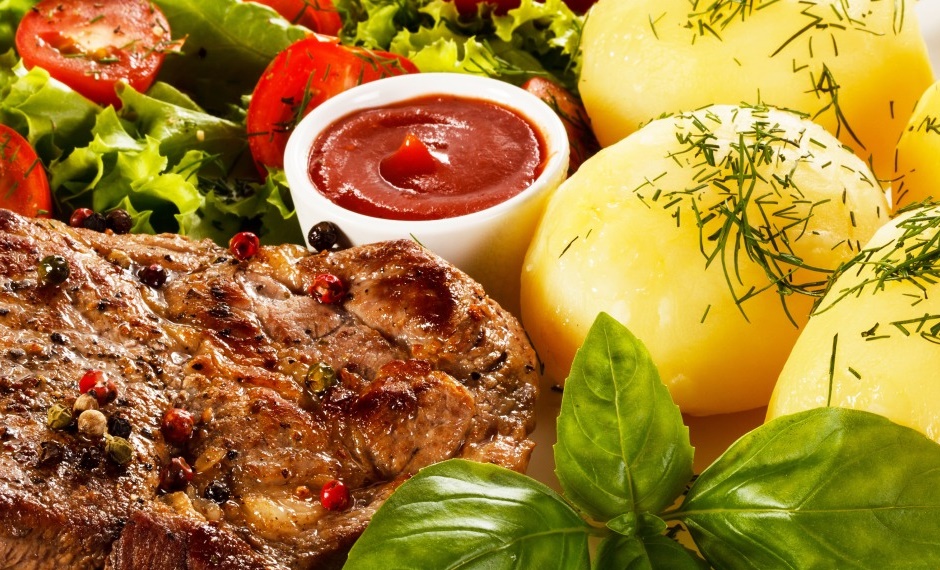 Греческий салат с колбасой