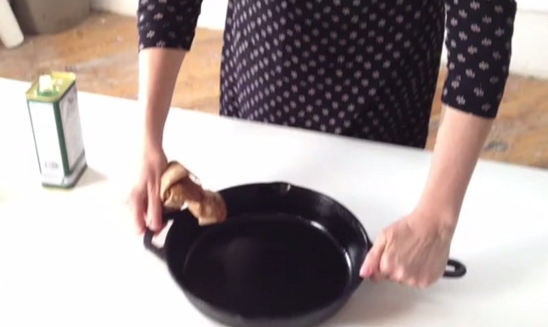 Как отмыть чугунную сковороду от нагара