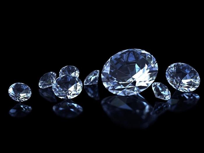 Как распознать алмаз и стекло дома?