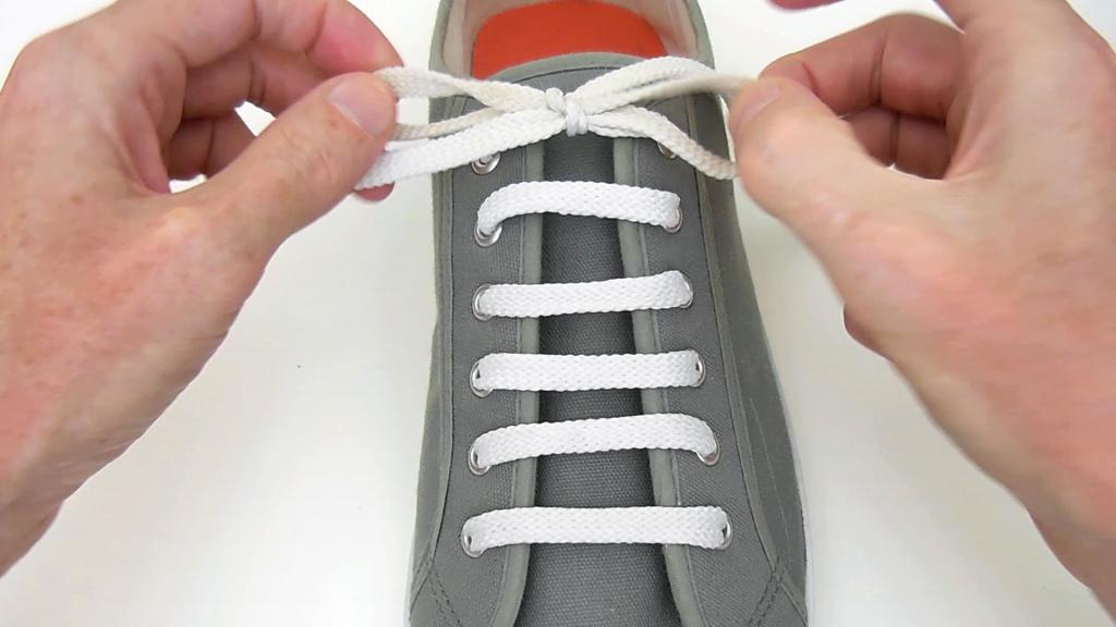 Как завязать простые шнурки