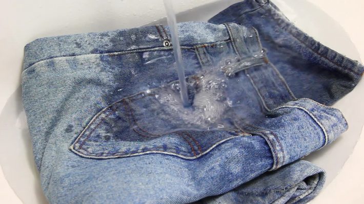 Методы удаления краски с джинсов на скамейке: