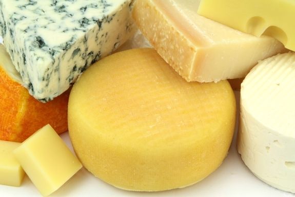 Можно ли хранить твердый сыр в морозильной камере?