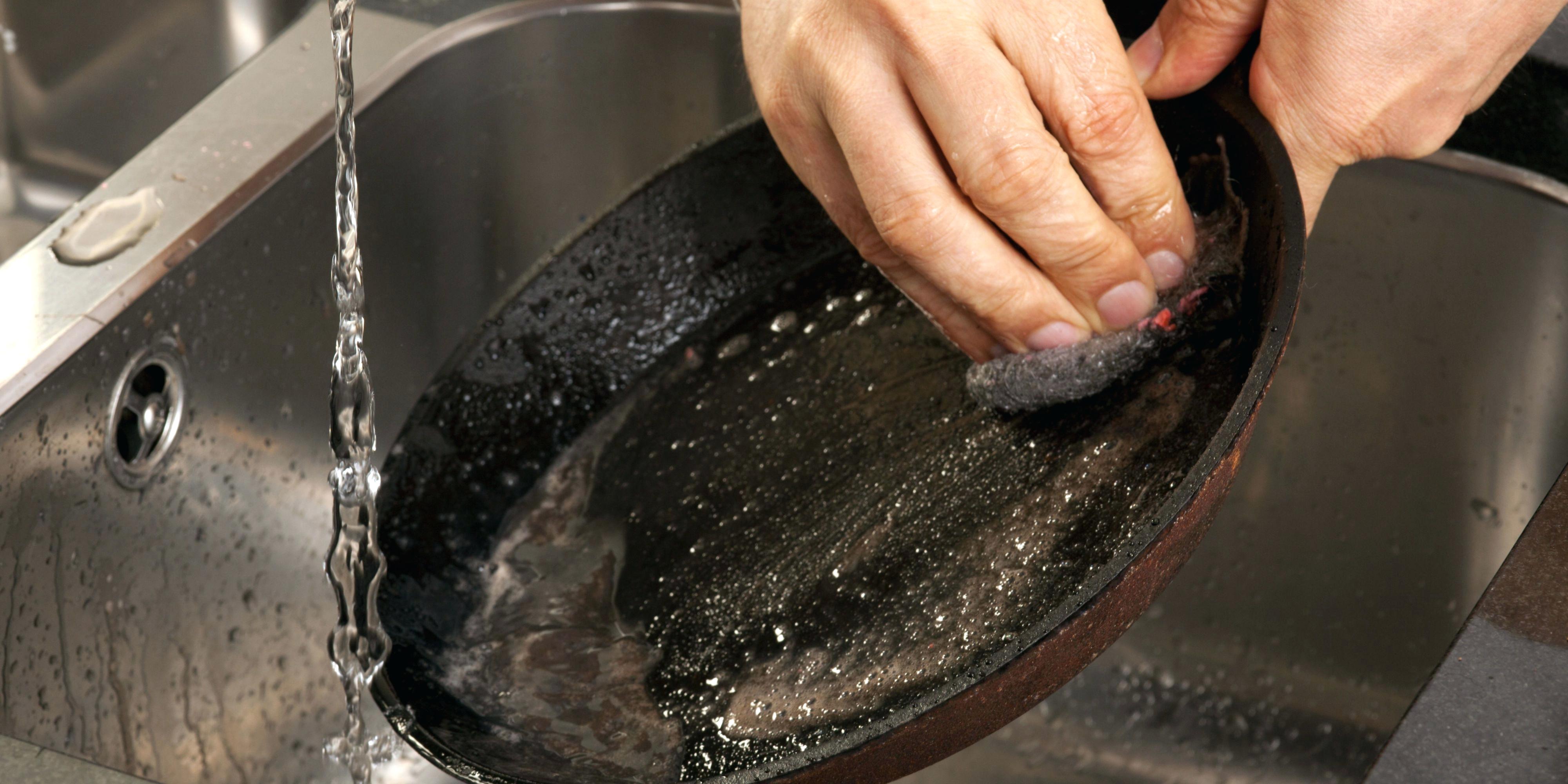 Способ 1: использование соли для очистки сковородки