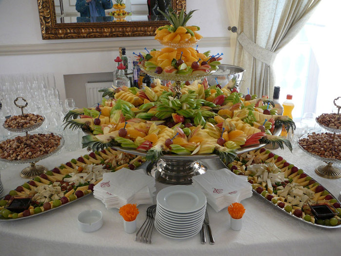 Украшение стола: фрукты на тарелке