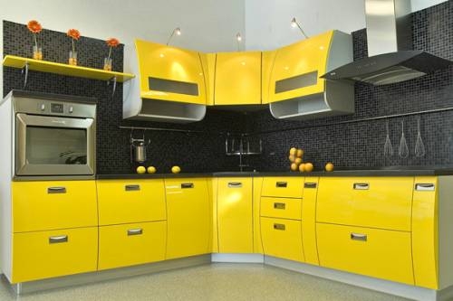 Устранение желтизны на натяжном потолке на кухне